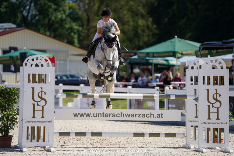 Memmingen, 2021, Springturnier, Turnierfotografen Bayern, Turnierbilder, Pferdefotograf, Reitsportbilder, Reitsportfotografie,  Fotoagentur Herrmann